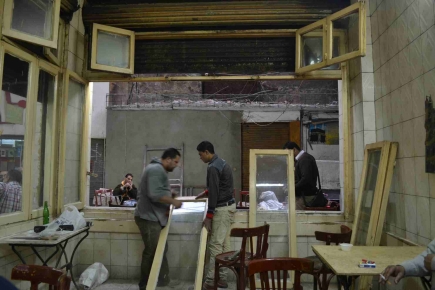 <a class="fancybox" rel="gallery-images" href="https://cuipcairo.org/sites/default/files/styles/largest/public/6._dsc_0127.jpg?itok=aB1Kd3lw" title="Construction phase: Re-designing coffee shop windows">Enlarge</a><br >Construction phase: Re-designing coffee shop windows